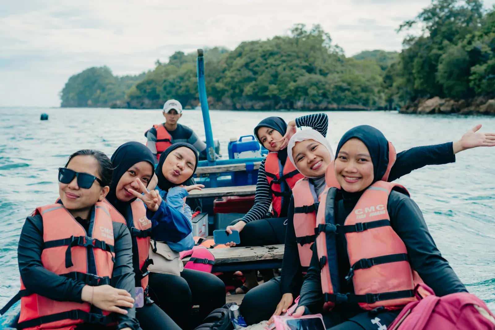 Panduan Wisata Pantai Malang Selatan & Pantai 3 Warna 1 Hari: Rute Eksotis, Snorkeling, dan Pilihan Paket Terbaik