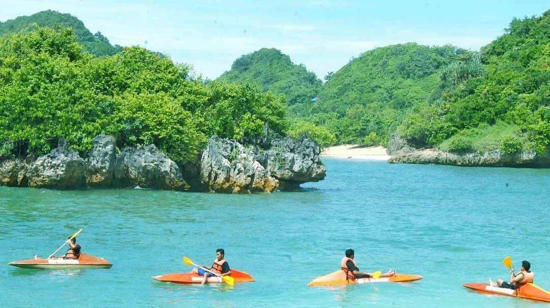 Private Trip Wisata Pantai 3 Warna Malang 1D